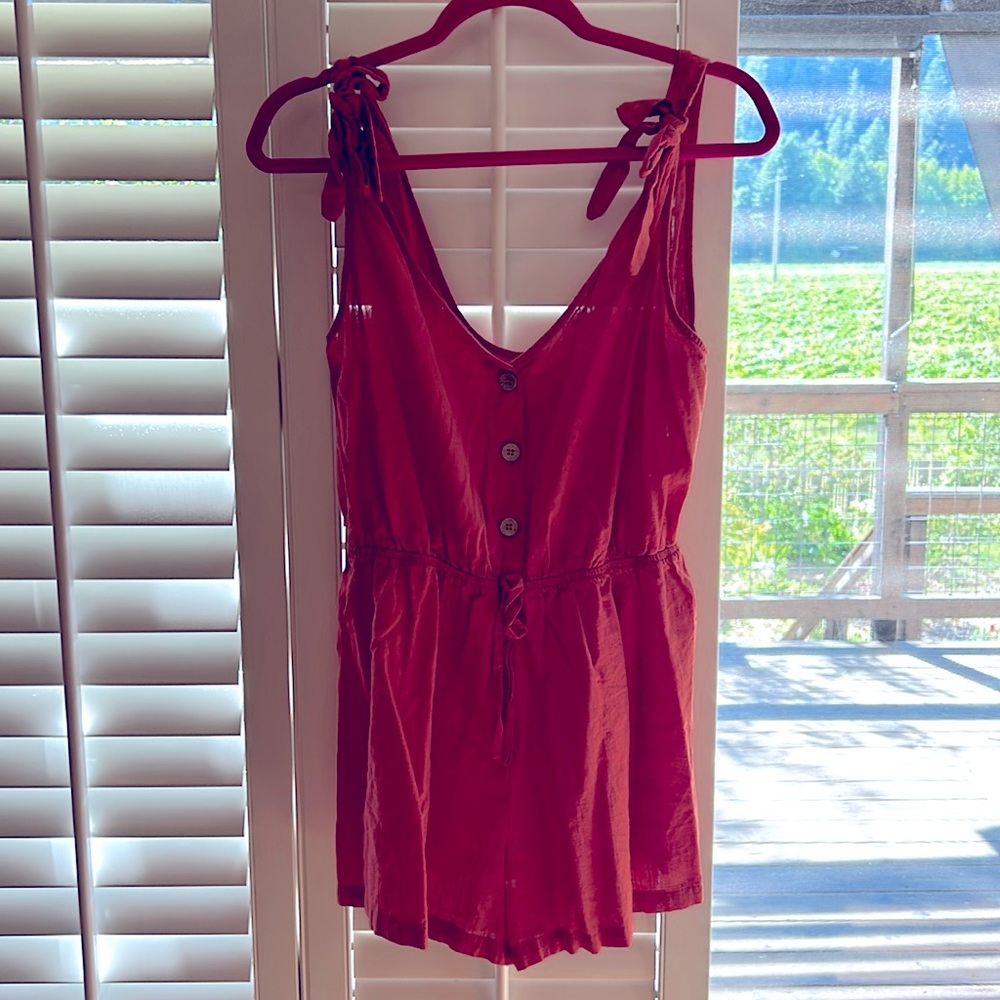NWOT 100% linen romper with wooden buttons. Bought from Vici and never wore